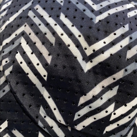 Victoria’s Secret sport bra size 32DD - Picture 2 of 8